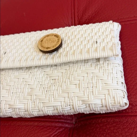 BNWT Maria Victoria Mono White Carlota Plastic Woven Straw Wristlet Clutch - Picture 5 of 10